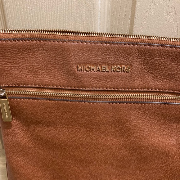 Michael Kohrs Crossbody and matching wallet - Picture 3 of 8